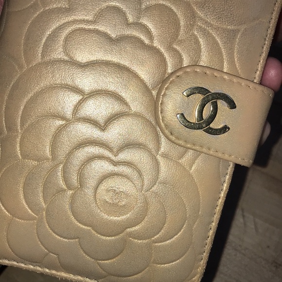 Chanel Gold Iridesent Camelia wallet w zipped up coin compartment. Gold hardware - Picture 2 of 8